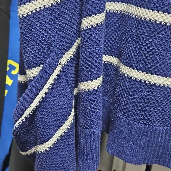 3/$15 SALE 👑 Y2k American Eagle Knit Cardigan - Picture 6 of 6